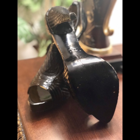 Black and Gold Leather Pumps - Picture 4 of 4